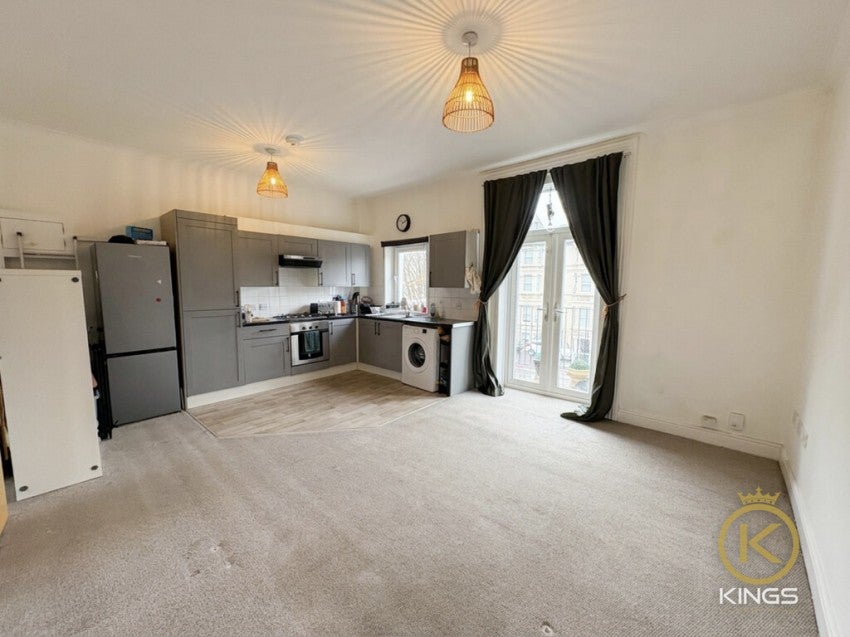 Flat Clarendon Road in Portsmouth