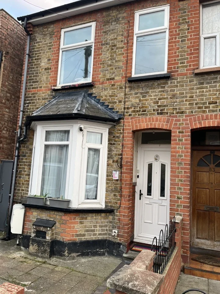 Flat Sherwood Road in Greater London
