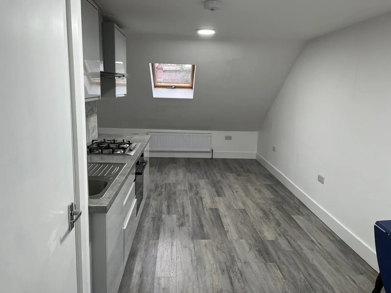 Flat Sherwood Road in Greater London