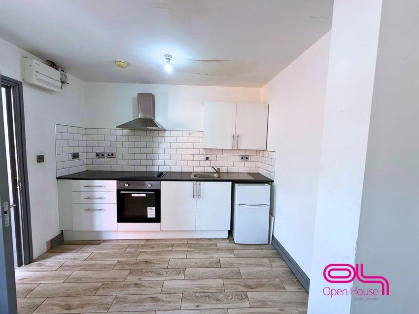 Flat Derby Street in Farnworth