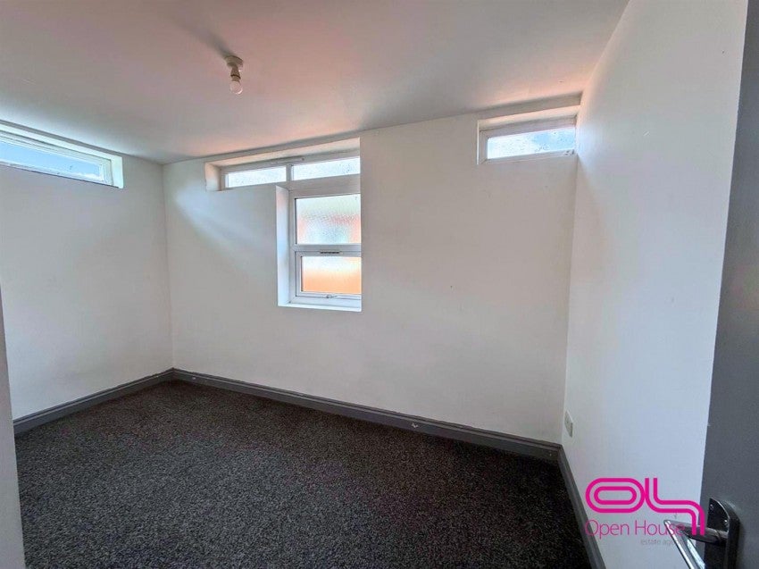 Flat Derby Street in Farnworth