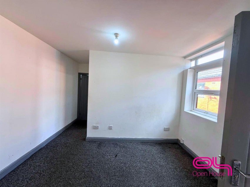 Flat Derby Street in Farnworth