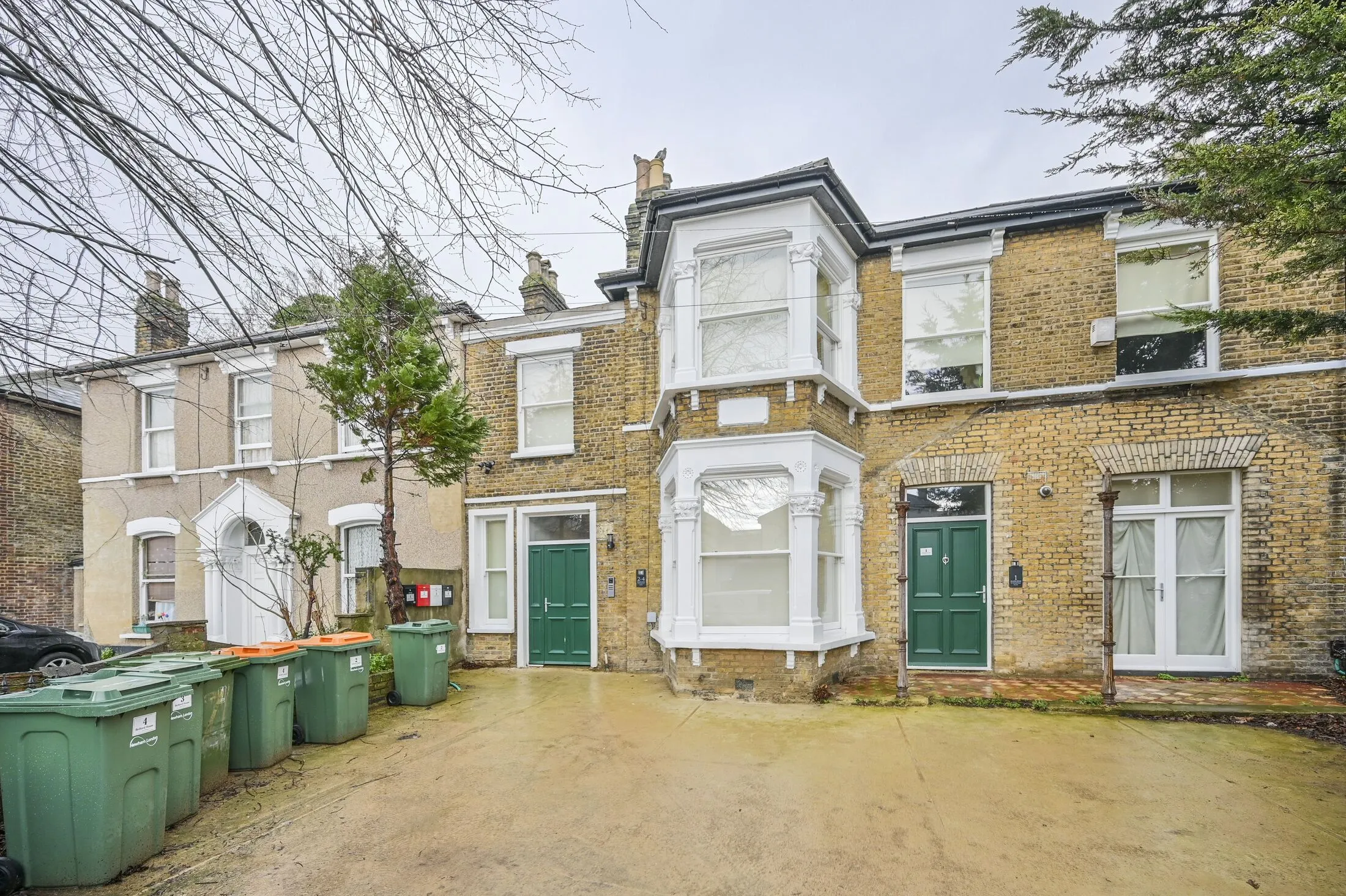 Flat Hampton Road in Greater London