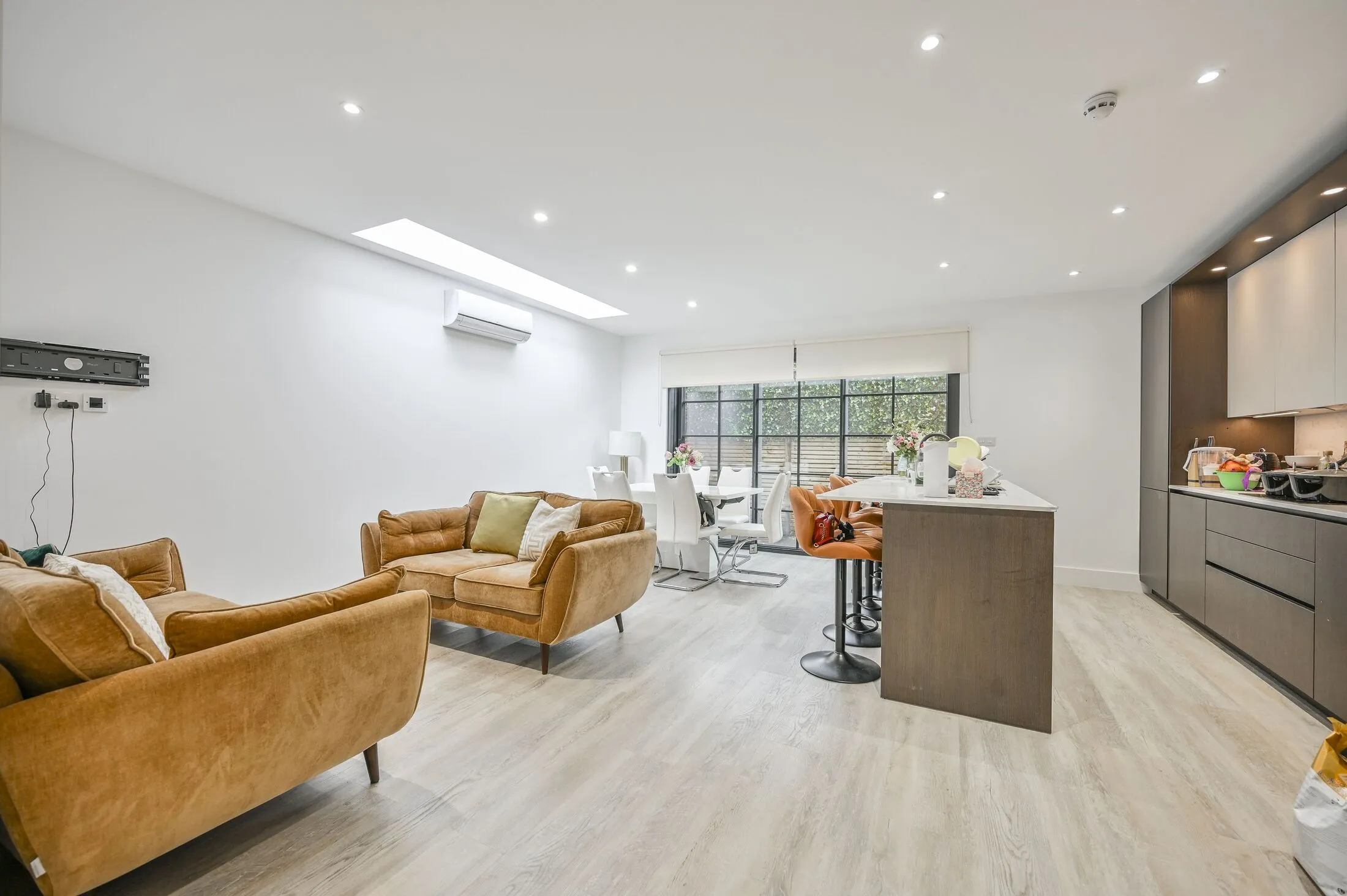 Flat Hampton Road in Greater London