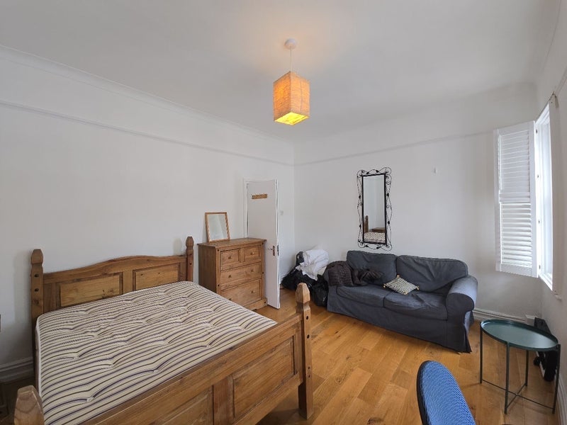 Room Hubert Grove in Greater London