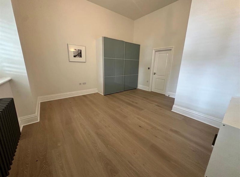 Room Lurline Gardens in Greater London