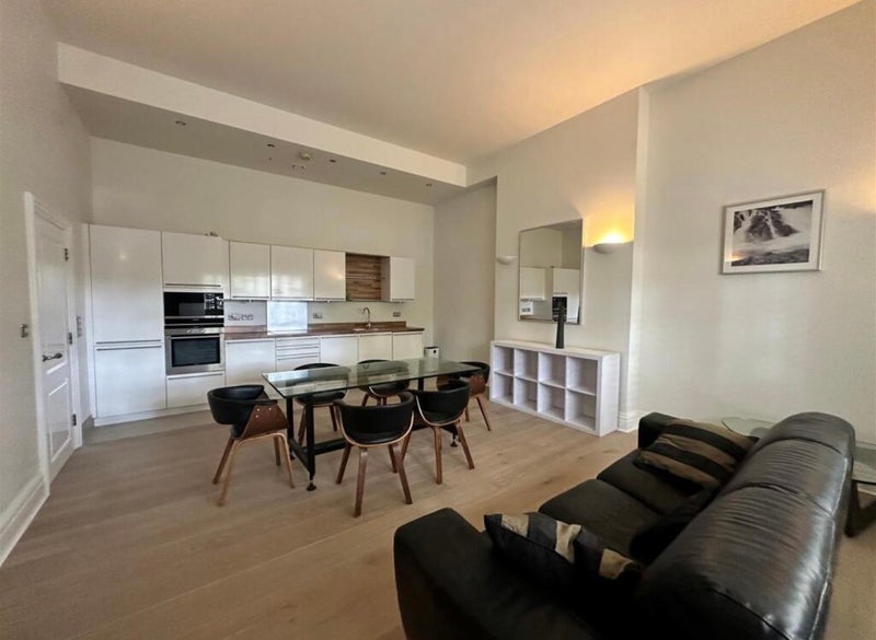 Room Lurline Gardens in Greater London