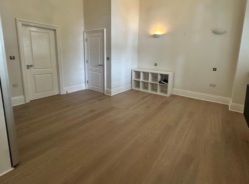 Room Lurline Gardens in Greater London
