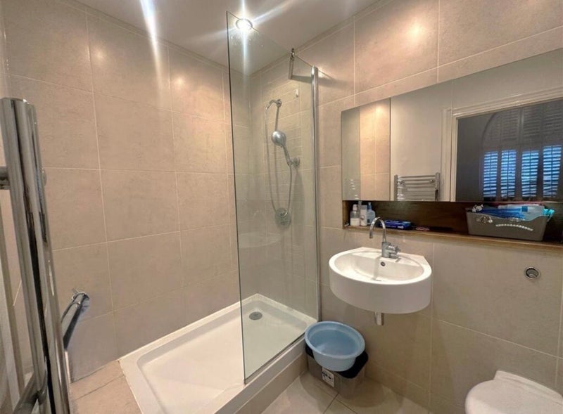 Room Lurline Gardens in Greater London