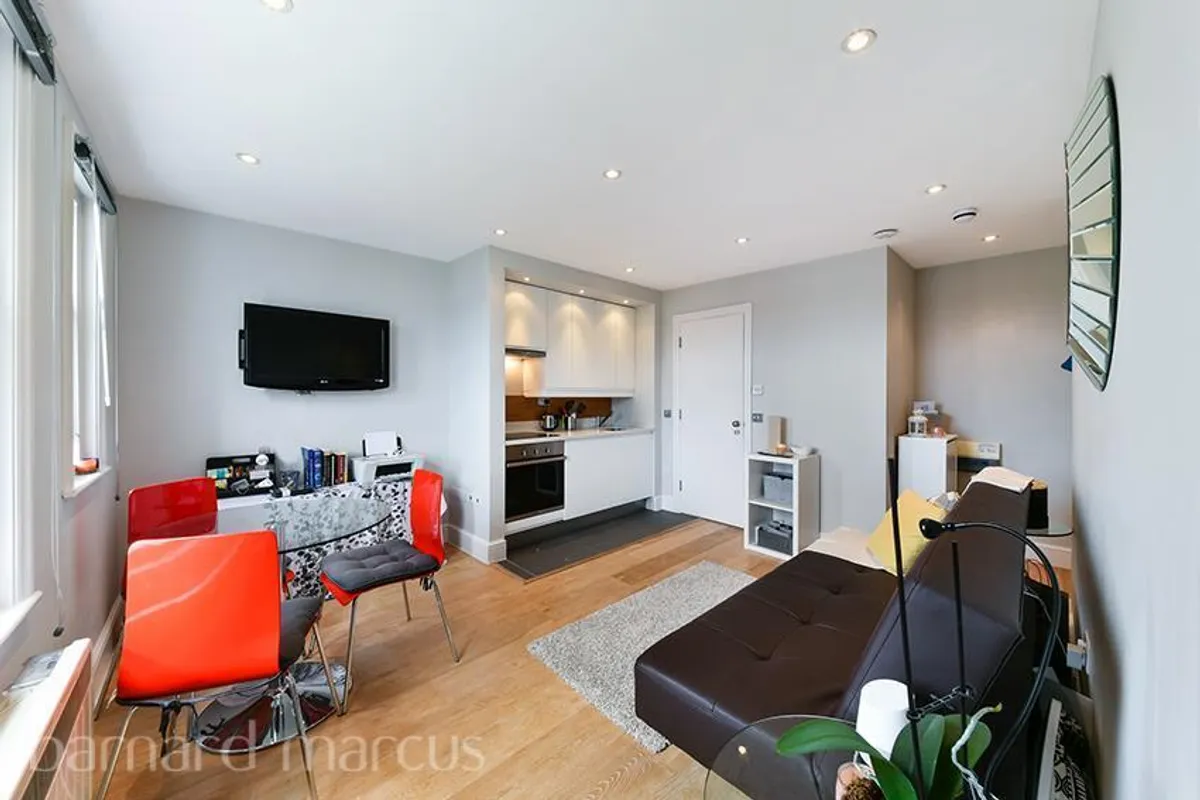 Flat Philbeach Gardens in Greater London
