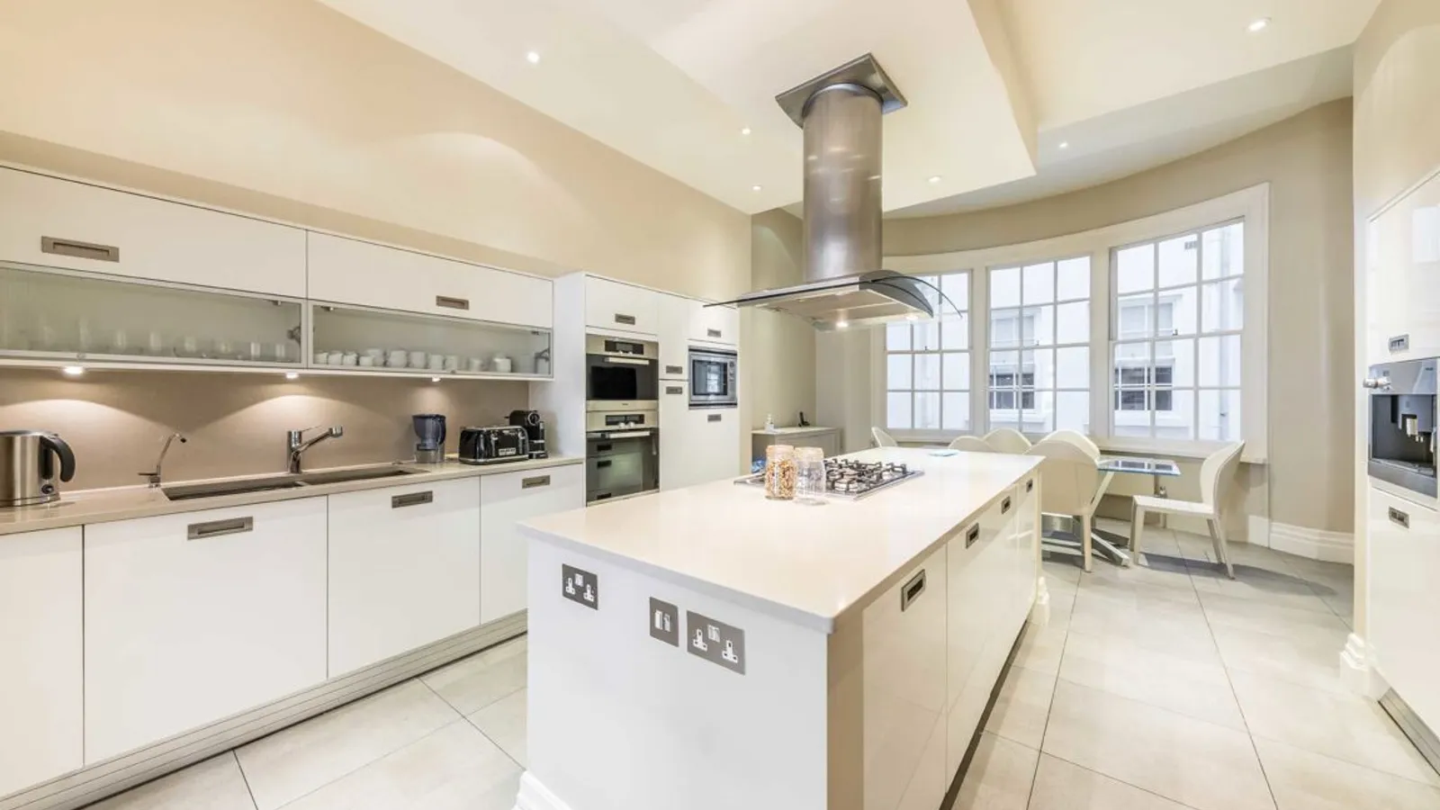 Flat Upper Grosvenor Street in City of Westminster