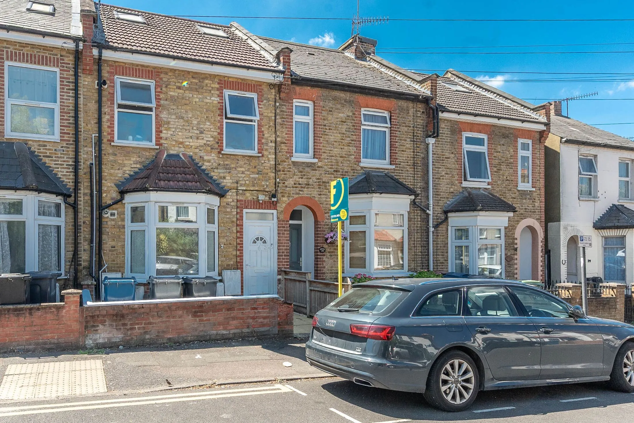 Flat Sherwood Road in Greater London