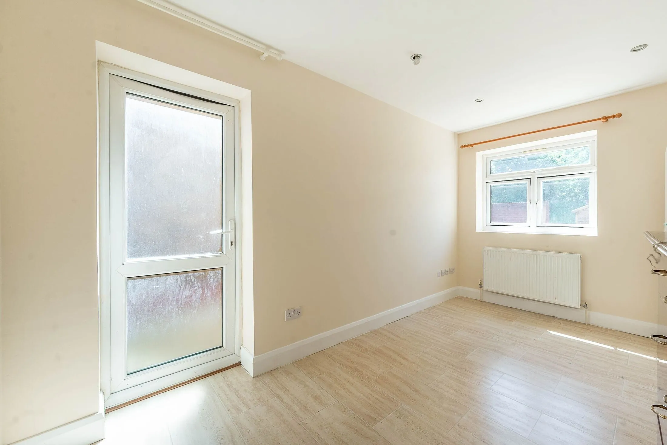 Flat Sherwood Road in Greater London