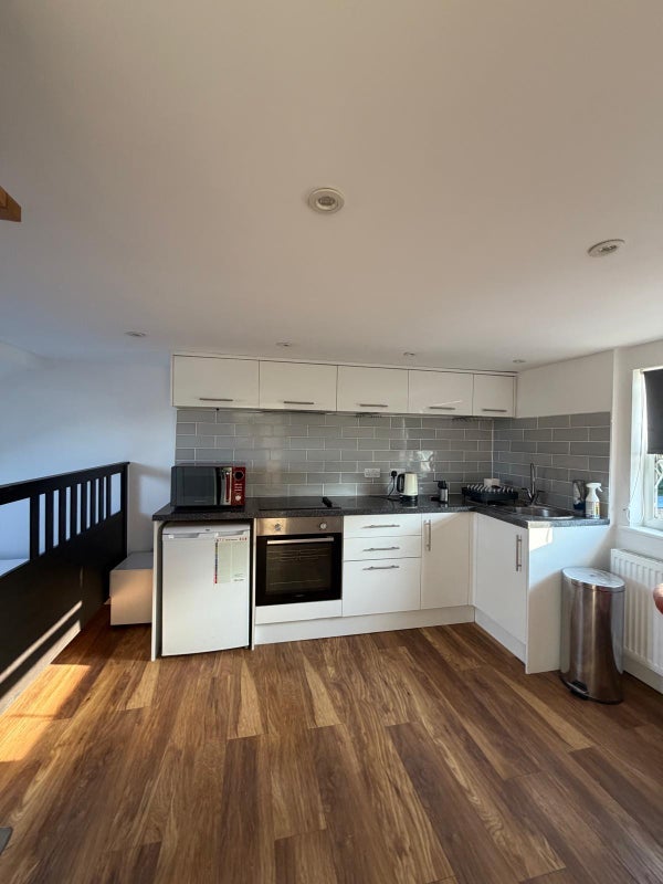 Room Palmerston Road in Greater London