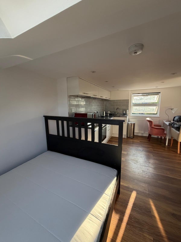 Room Palmerston Road in Greater London
