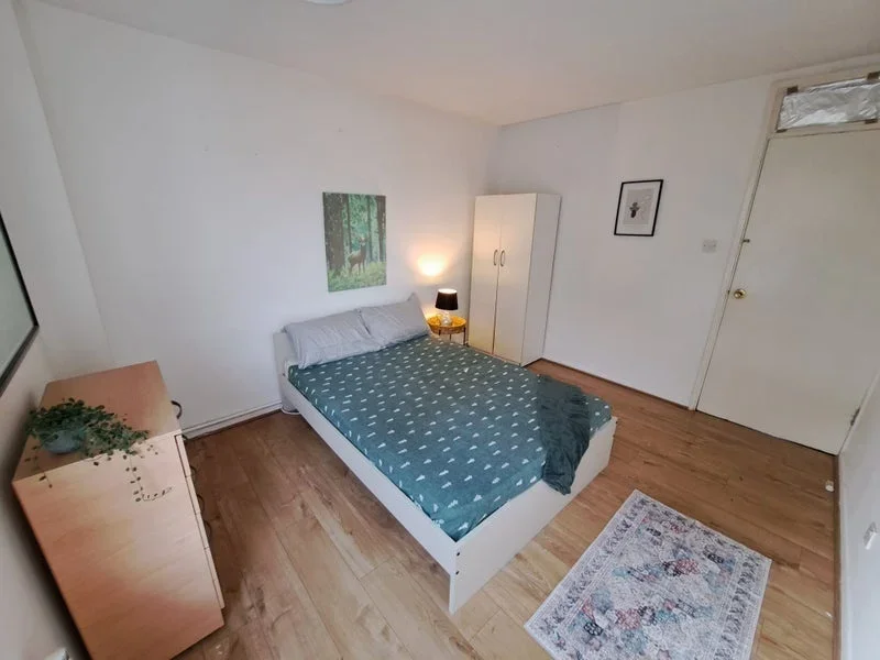 Room Bettons Park in Greater London