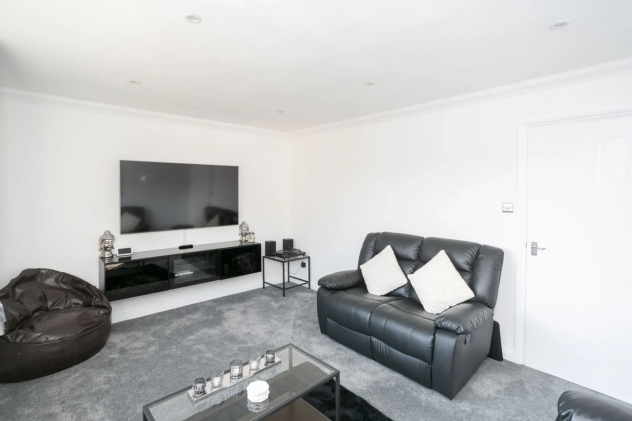 Flat Grovebury Place Estate in Leighton Buzzard