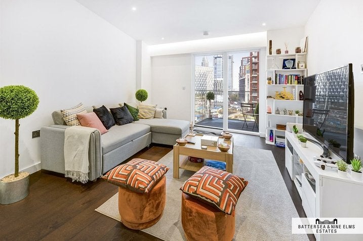 Flat Ponton Road in Greater London