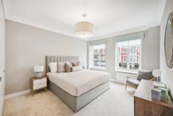 Flat Kensington High Street in Greater London