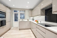 Flat Kensington High Street in Greater London