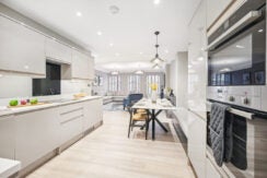 Flat Kensington High Street in Greater London