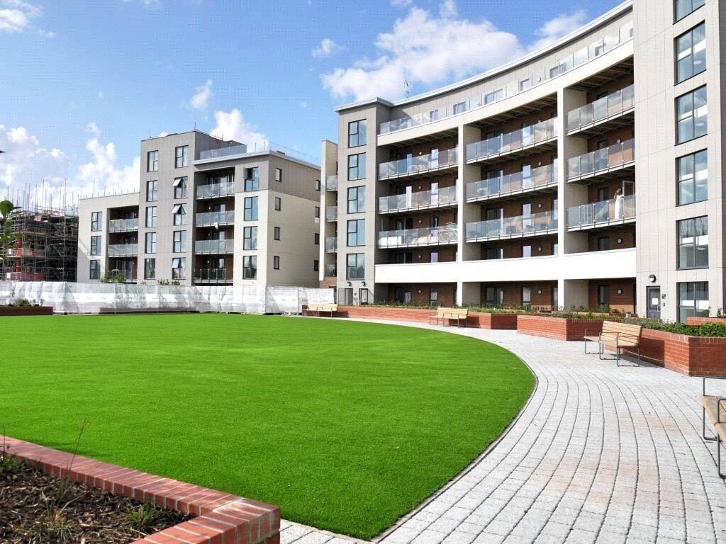 Flat Manor Way in Hertsmere