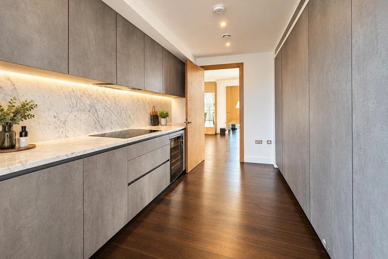 Flat Hammersmith Road in Greater London