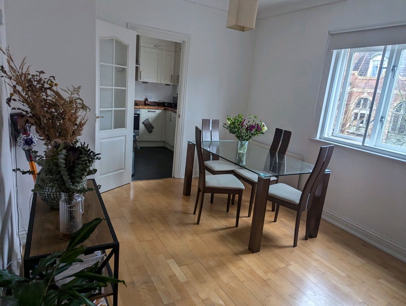 Room Bermondsey Street in Greater London
