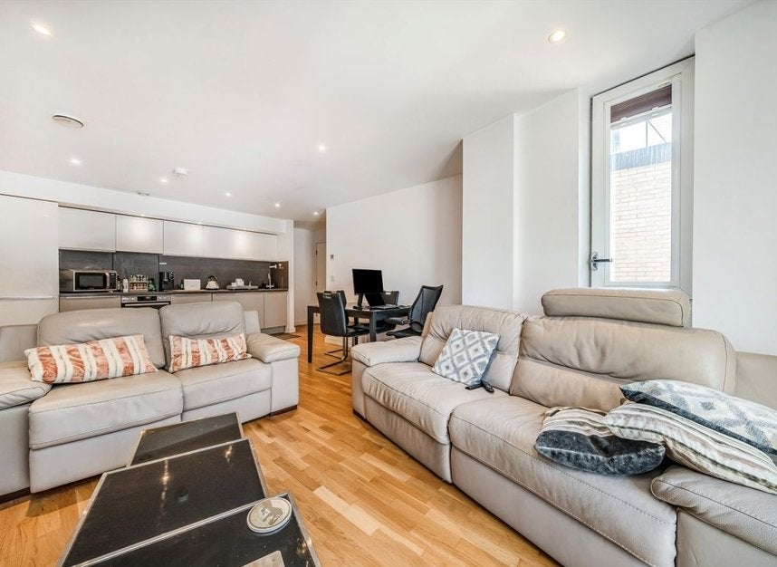 Flat Baltic Avenue in Greater London