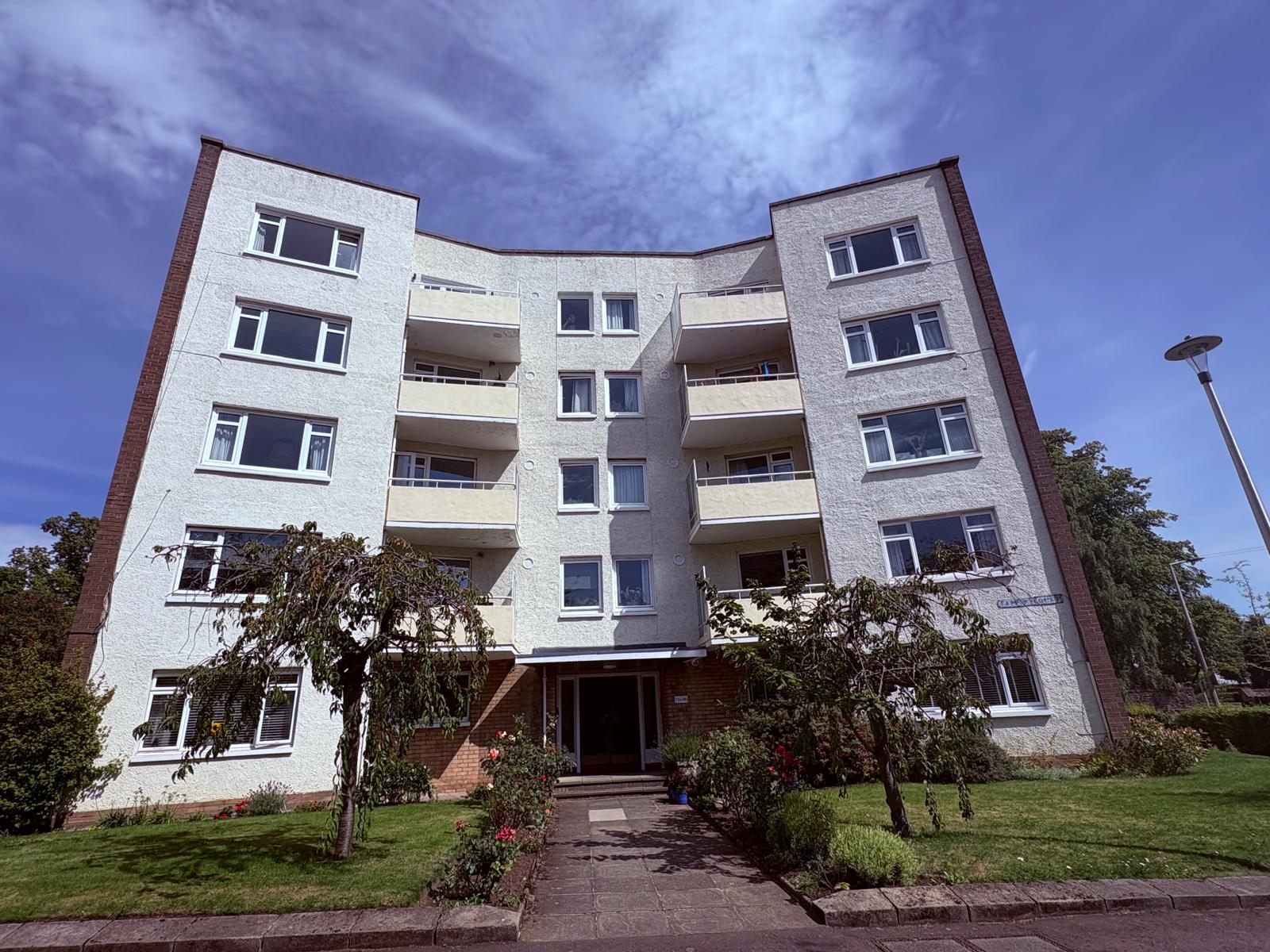 Flat Falcon Court in City of Edinburgh