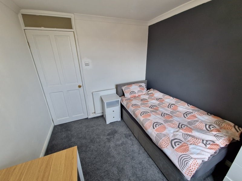 Room Kerrycroy Avenue in Glasgow