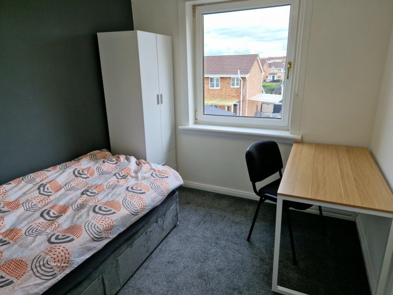 Room Kerrycroy Avenue in Glasgow