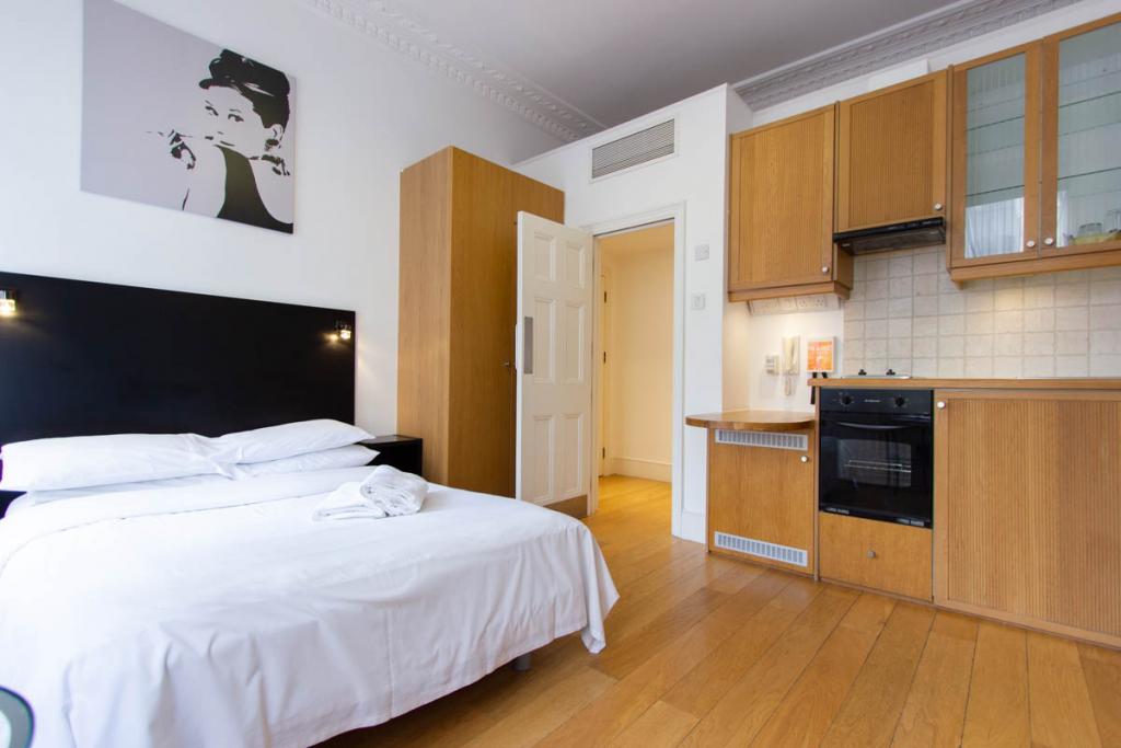 Flat Cartwright Gardens in Greater London