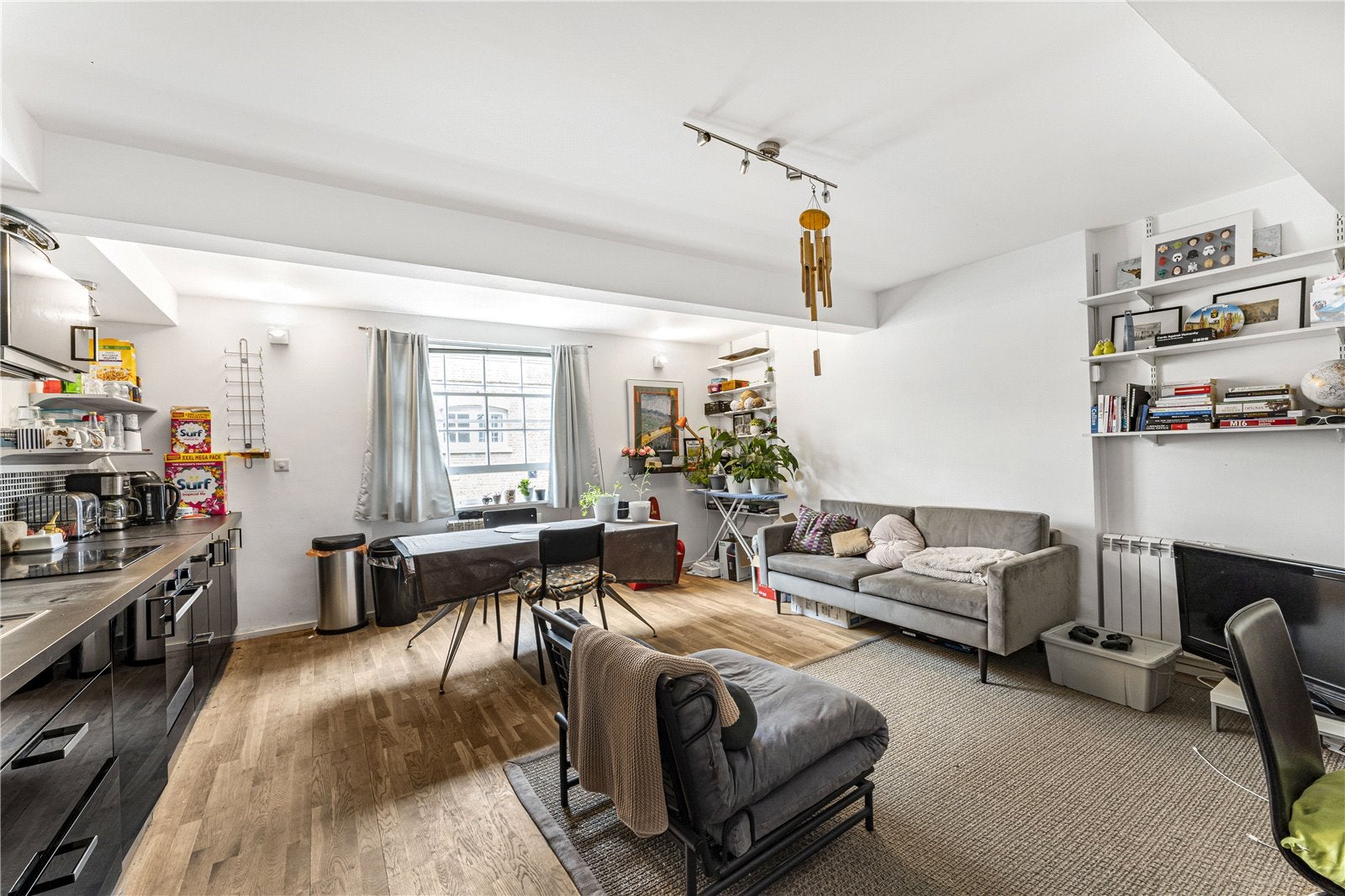 Flat Earlham Street in Greater London