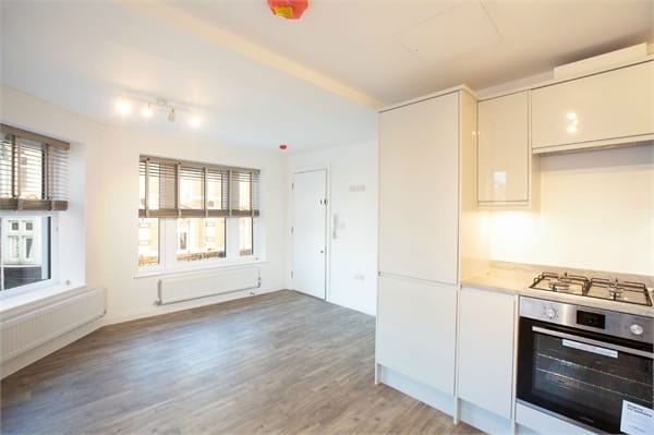 Flat Combedale Road in Greater London