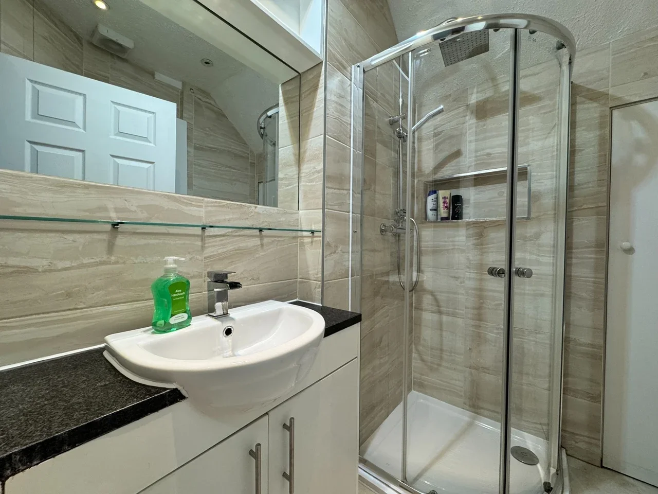 Flat Avonmouth Street in Greater London