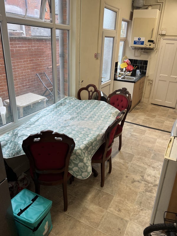 Room Bramley Road in Leicester