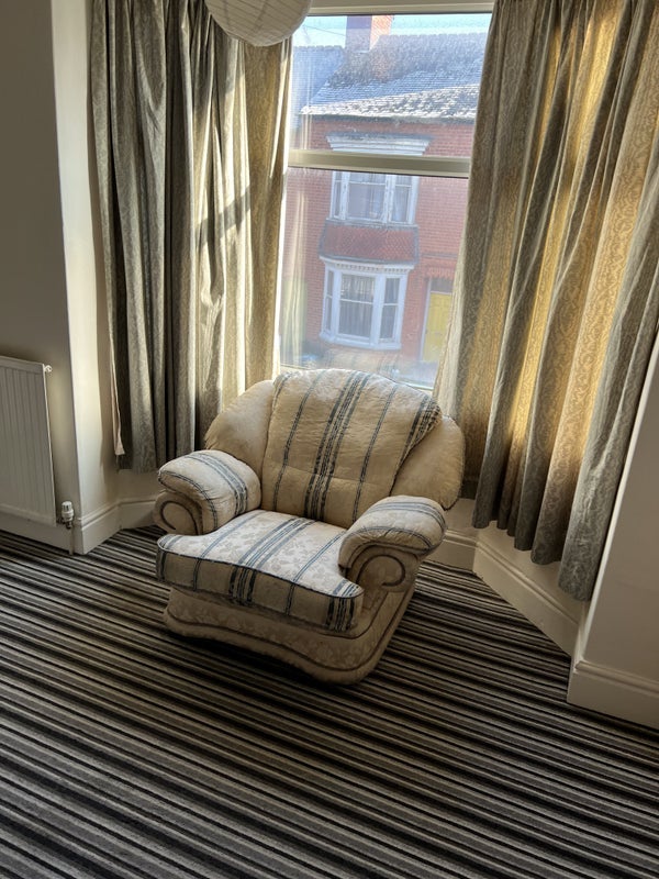 Room Bramley Road in Leicester