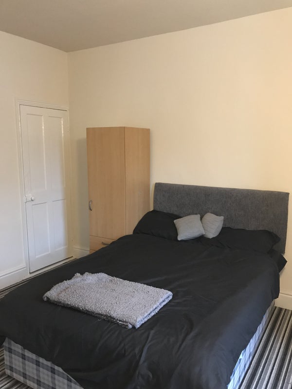 Room Bramley Road in Leicester