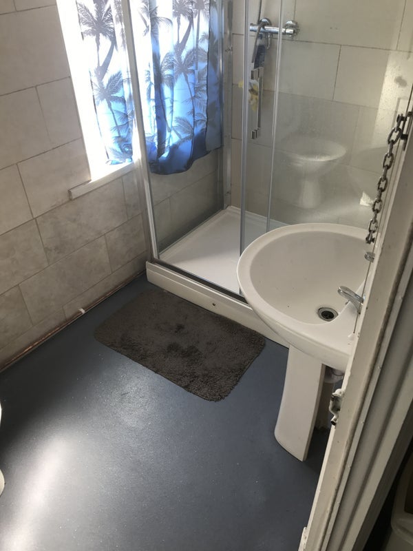 Room Bramley Road in Leicester