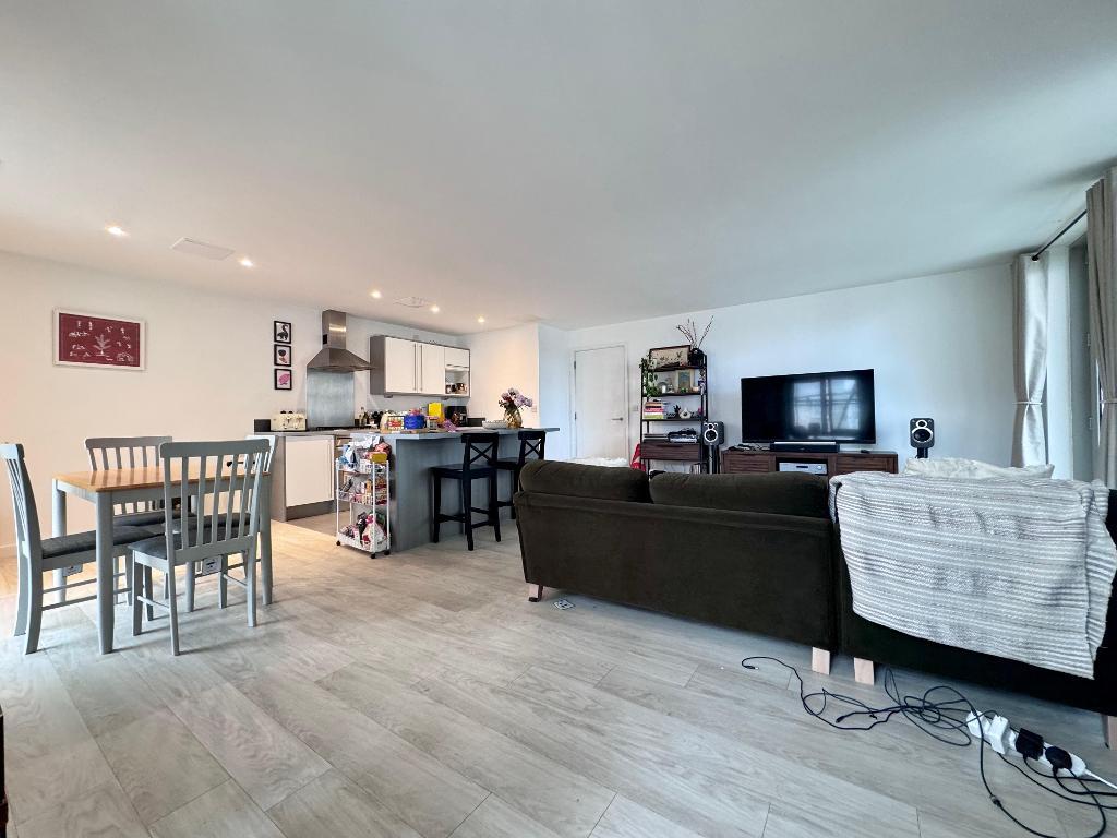 Flat Eden Grove in Greater London