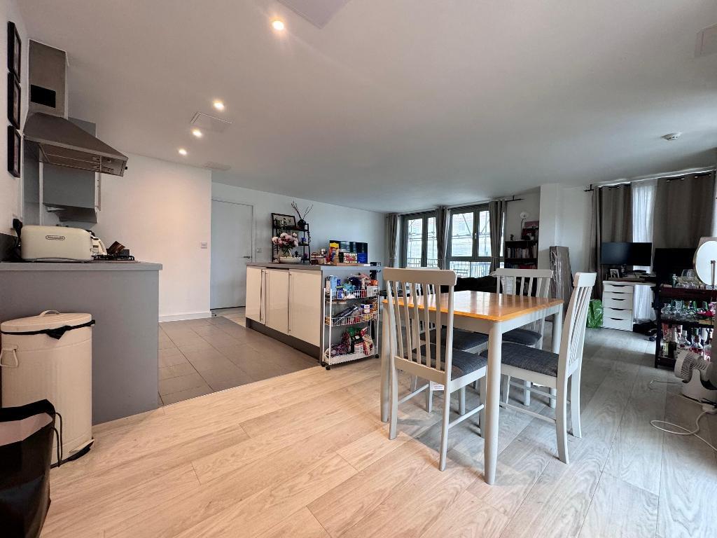Flat Eden Grove in Greater London