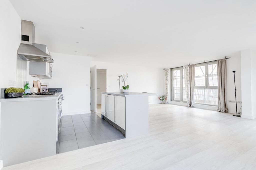 Flat Eden Grove in Greater London