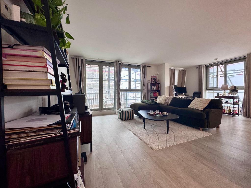 Flat Eden Grove in Greater London