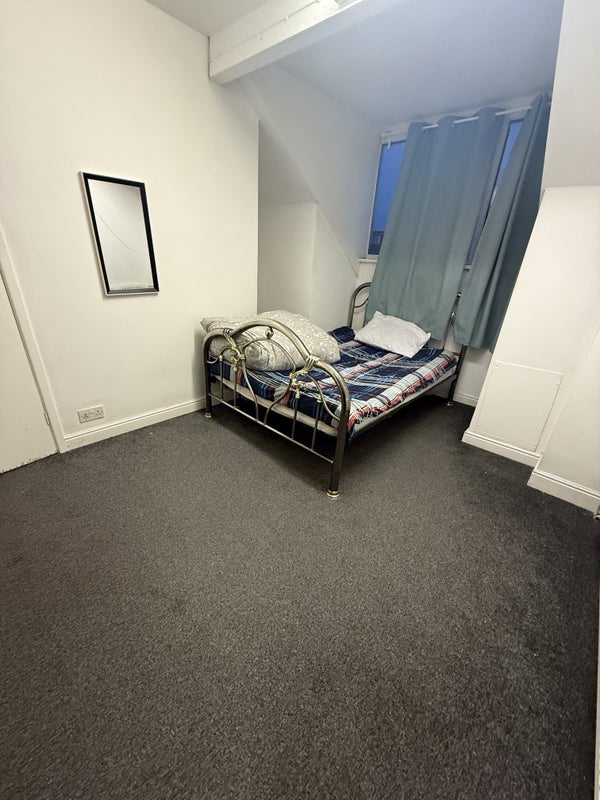 Room Hatherley Road in Sheffield