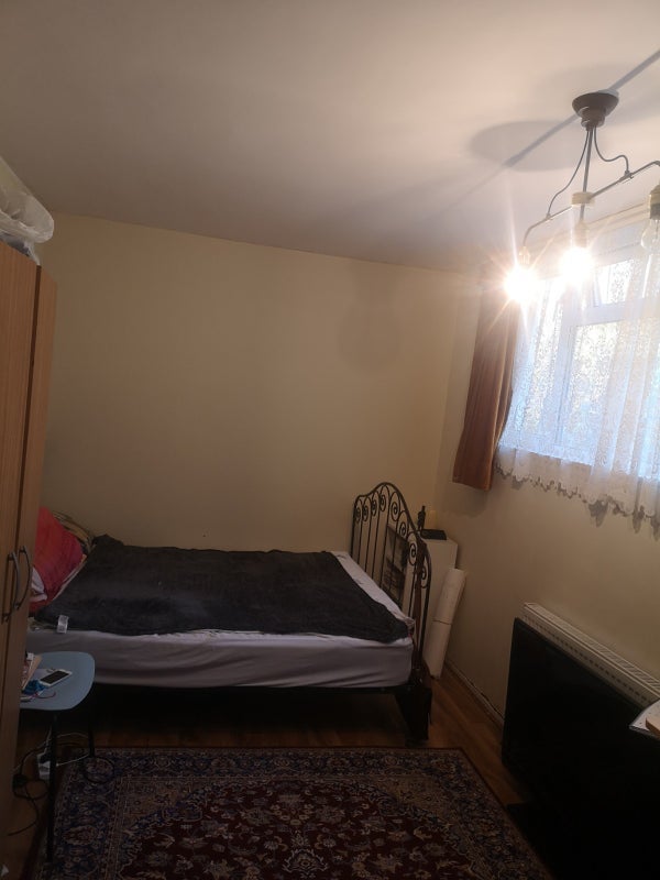 Flat Steele Road in Greater London