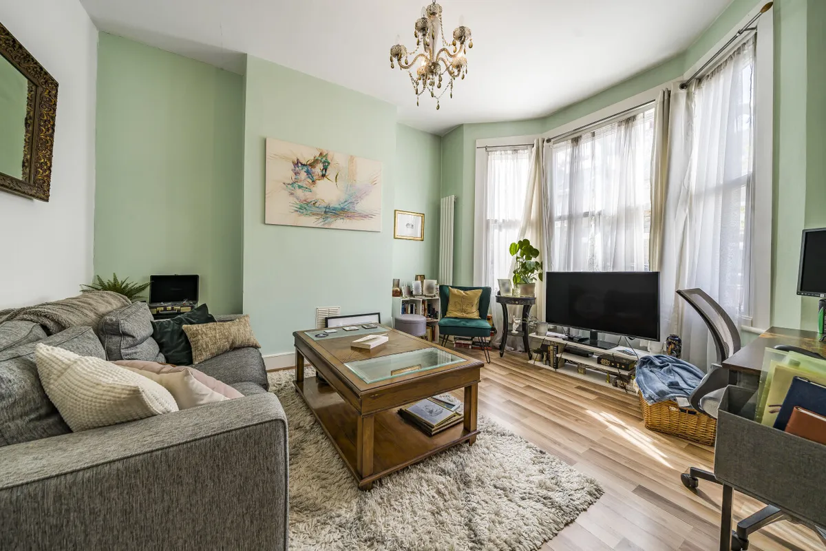 Flat Chetwode Road in Greater London