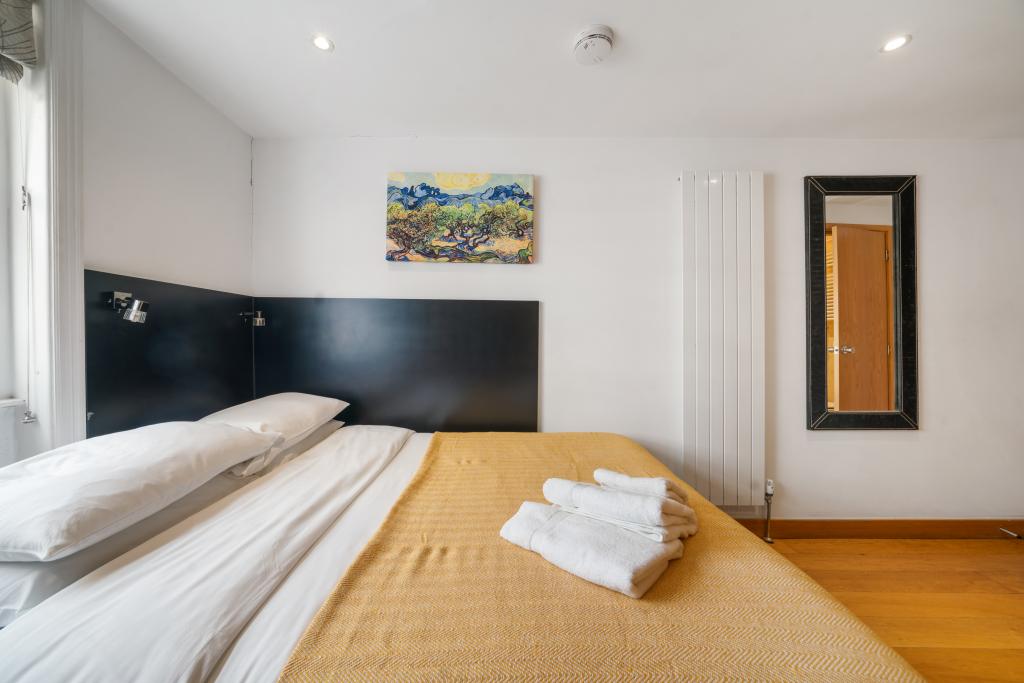 Flat Cartwright Gardens in Greater London