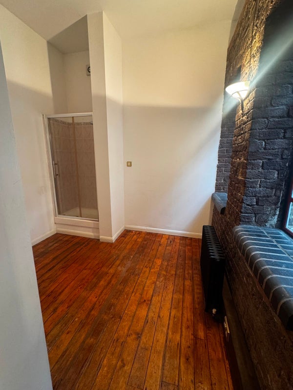 Room Bermondsey Street in Greater London