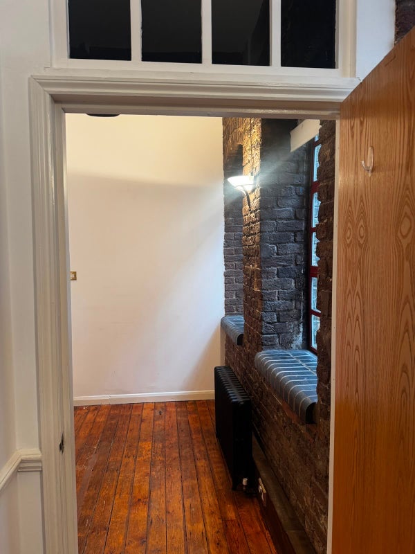 Room Bermondsey Street in Greater London